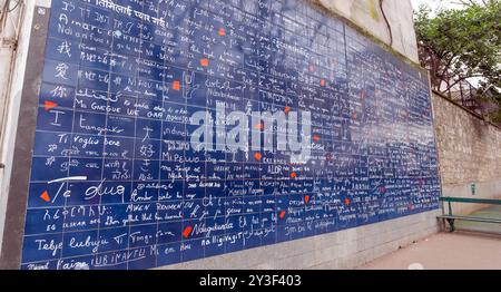 Die Mauer der Liebe, Paris, Frankreich. Mauer in Montmartre Gegend mit `'I Love You''', geschrieben in allen wichtigen internationalen Sprachen. Stockfoto